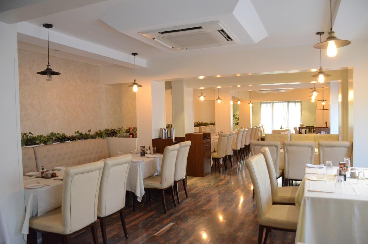 Hotel Srimaan Пюн Екстериор снимка