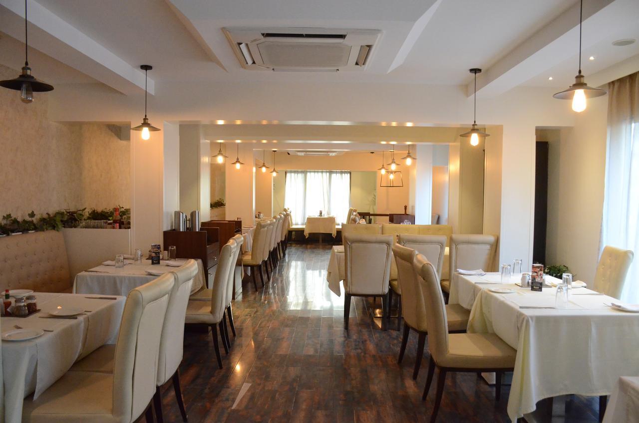 Hotel Srimaan Пюн Екстериор снимка