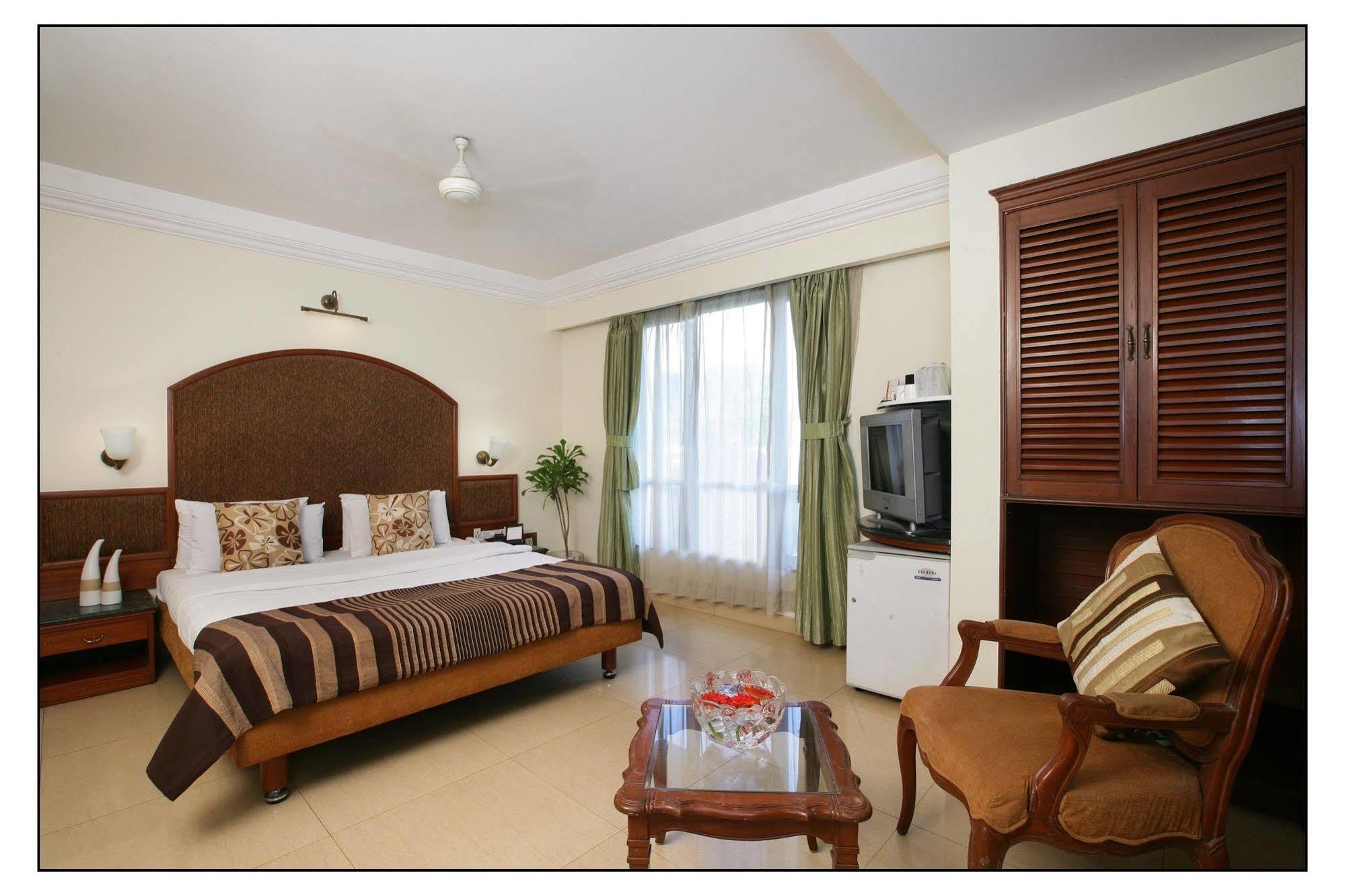 Hotel Srimaan Пюн Екстериор снимка