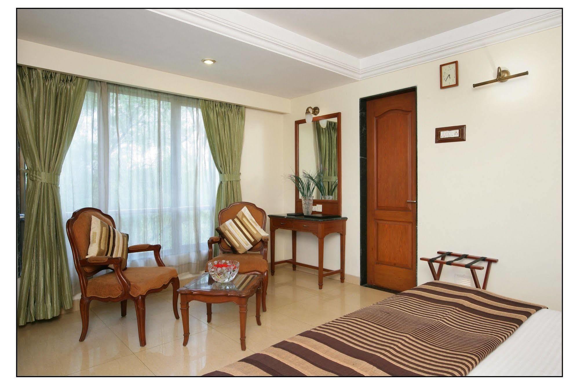 Hotel Srimaan Пюн Екстериор снимка