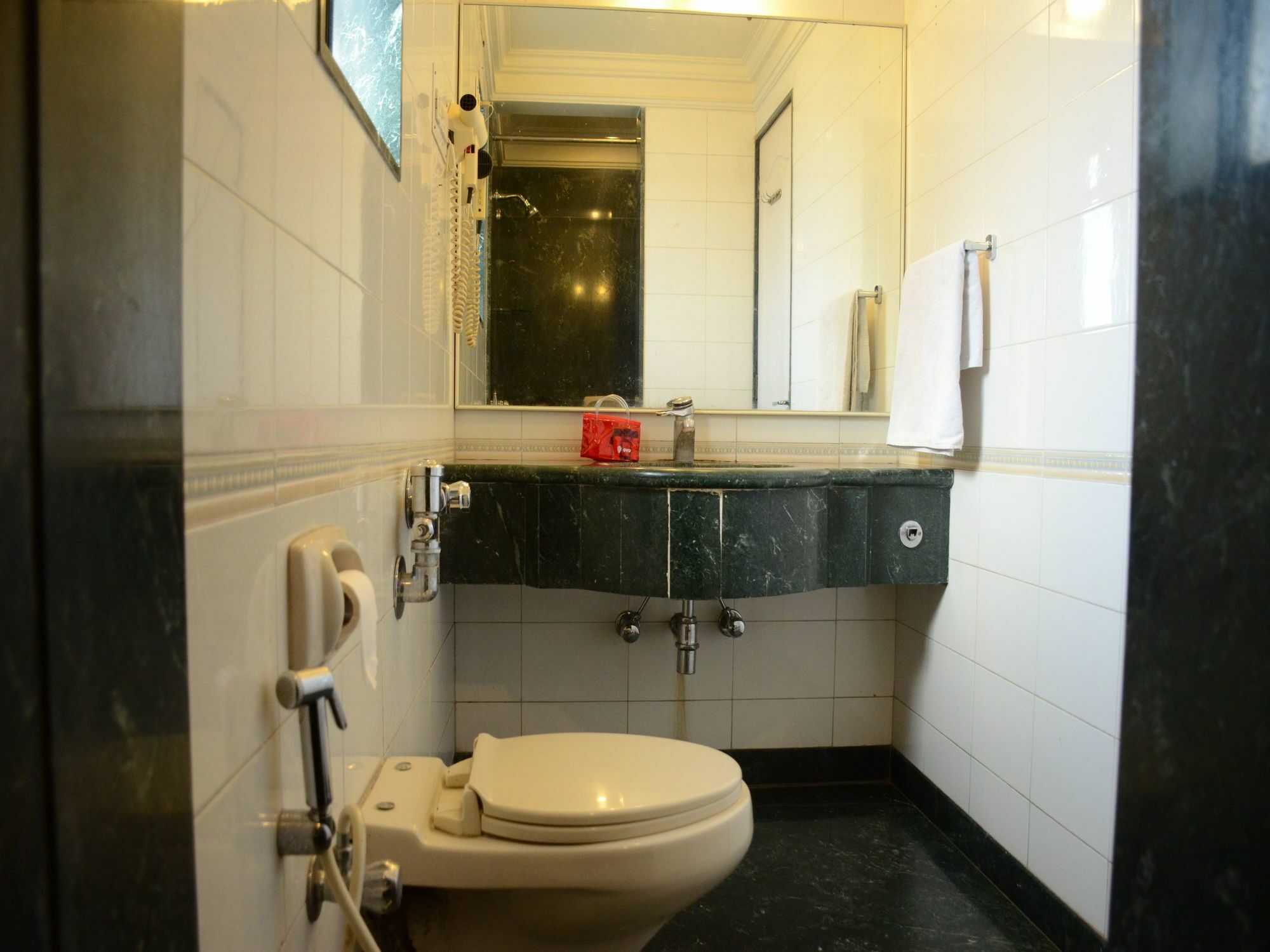 Hotel Srimaan Пюн Екстериор снимка